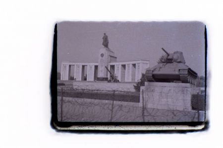 Sowjetisches Ehrenmal seitlich mit Panzer