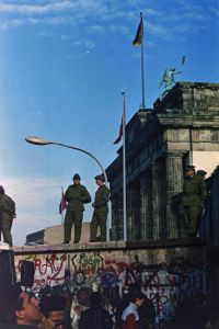 Soldaten der Volkspolizei auf der Berliner Mauer